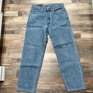 Levi’s • relaxed fit 550